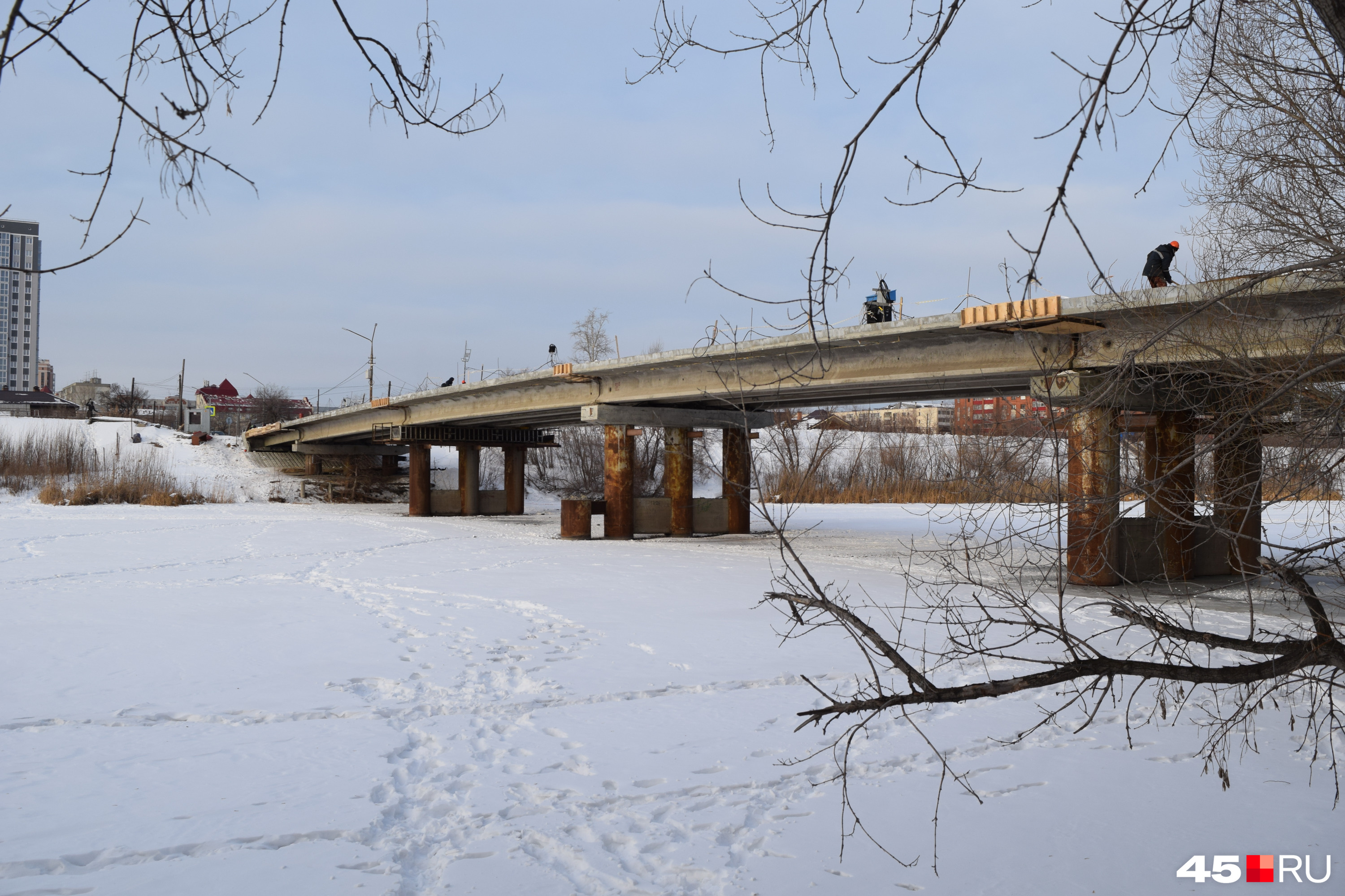 С компанией «Урал-Сервис-Групп» представители Управления дорожного хозяйства и благоустройства города Кургана заключили контракт на капремонт моста в июне 2022 года. К ремонту подрядчик приступил в августе