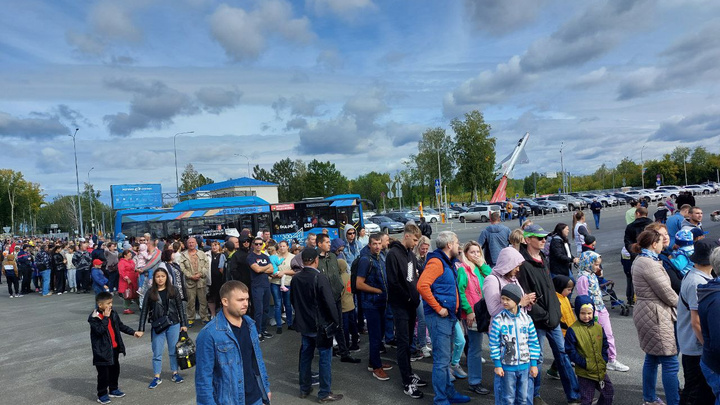 «Не ожидали такого ажиотажа»: посмотреть на самолеты «Стрижей» в Кемерове пришли тысячи горожан