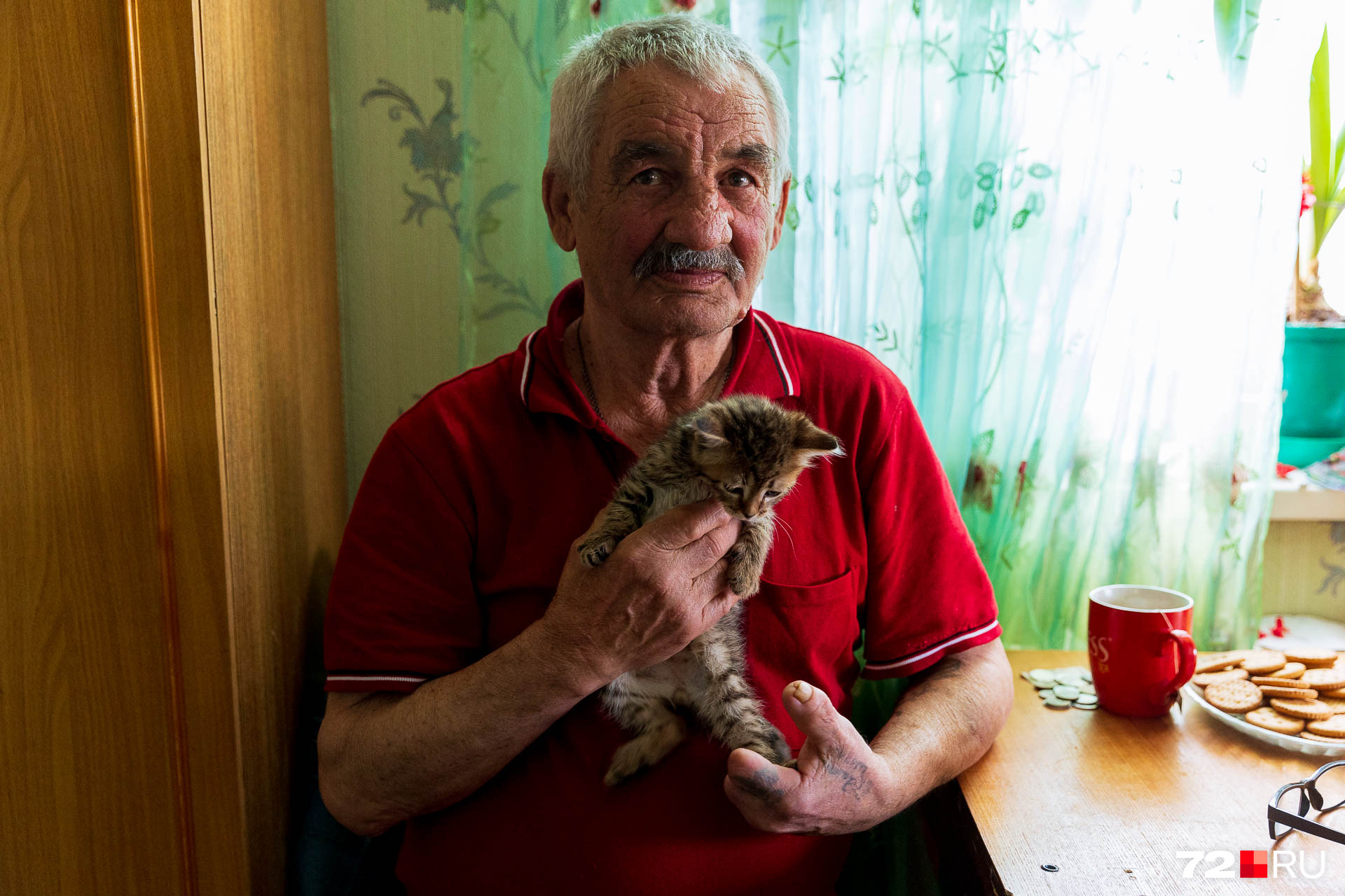 Его друг Александр приехал в Тюмень из Грузии в 1965 году. В Метелева он живет с 1992 года. Они поселились сюда с женой, которая скончалась два месяца назад. Мужчина ухаживает за ее кошками в знак любви и памяти. Уезжать отсюда не планирует, потому что обожает местную природу. Приглашает всех полюбоваться красотами осенью, когда «горит» листва Его друг Александр приехал в Тюмень из Грузии в 1965 году. В Метелева он живет с 1992 года. Они поселились сюда с женой, которая скончалась два месяца назад. Мужчина ухаживает за ее кошками в знак любви и памяти. Уезжать отсюда не планирует, потому что обожает местную природу. Приглашает всех полюбоваться красотами осенью, когда «горит» листва