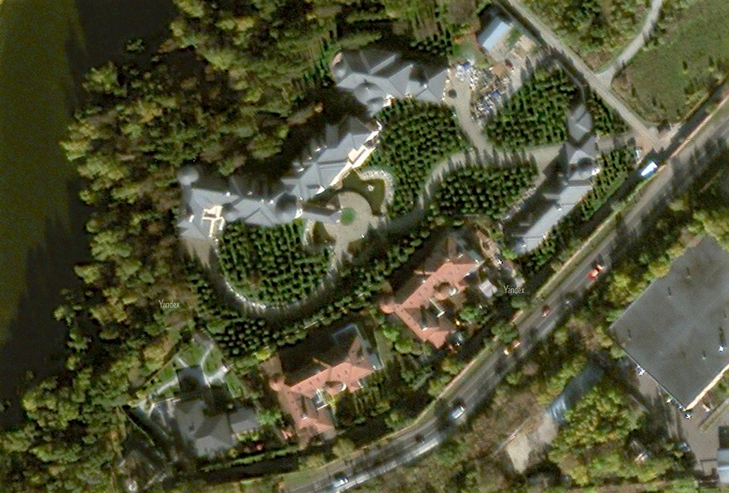 Это самая большая постройка в поселке «Сады Майендорф», площадь замка — около 8000 квадратных метров