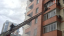 В центре Новосибирска тушат пожар в высотке — видео с места