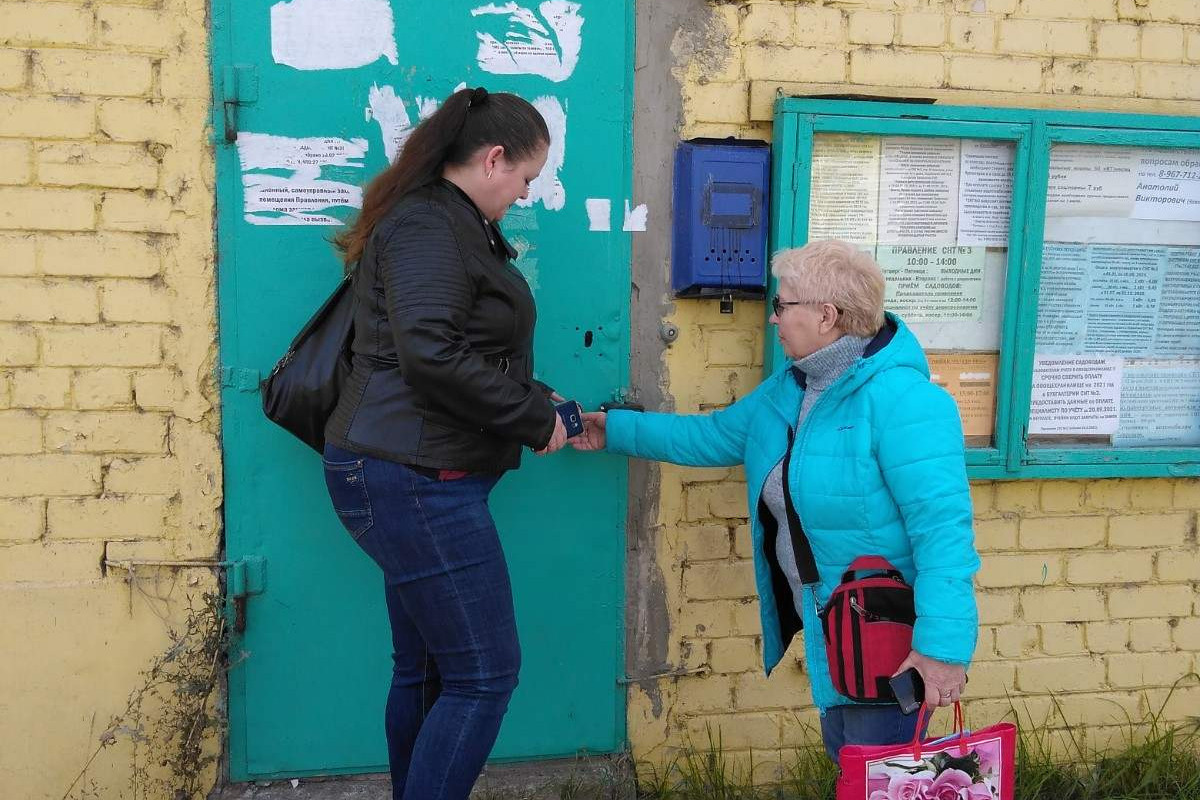 Татьяна Солуянова (слева) с помощницей у дверей закрытого правления