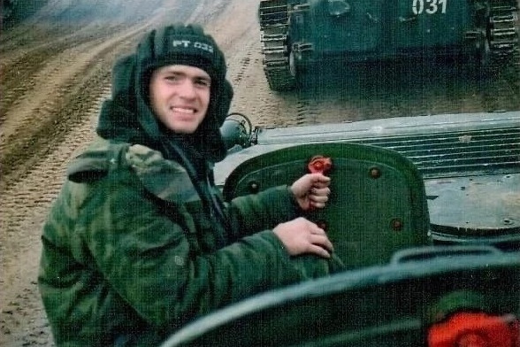 Константин Глушков окончил Челябинское танковое училище. У него остались жена и двое детей