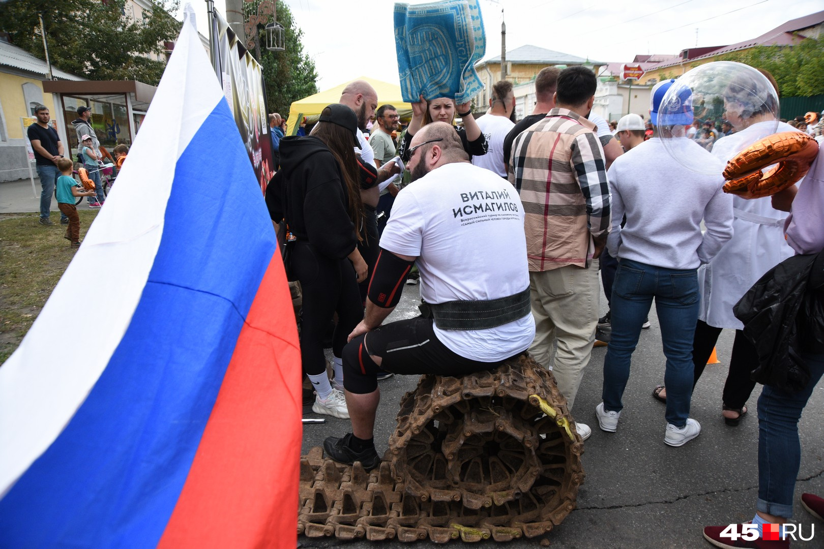 Эту гусеницу в 400 кг, на которой сидит спортсмен из Первоуральска, предстояло протащить за собой 20 метров Эту гусеницу в 400 кг, на которой сидит спортсмен из Первоуральска, предстояло протащить за собой 20 метров