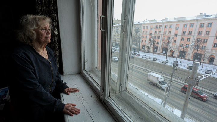 «Жила как в концлагере»: сотрудница полиции переписала квартиру бабушки на себя и отправила ее в психбольницу