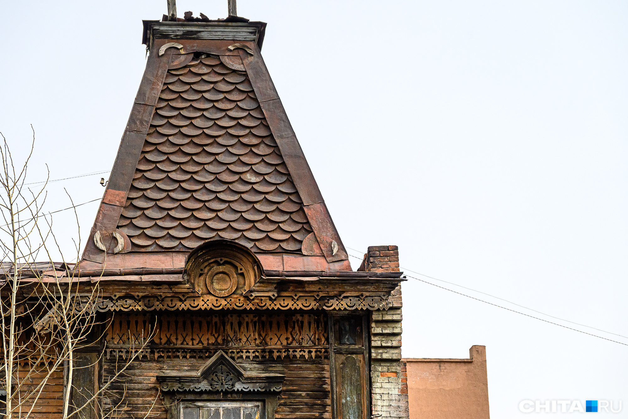 Крыша исторического дома выложена чем-то вроде металлической черепицы