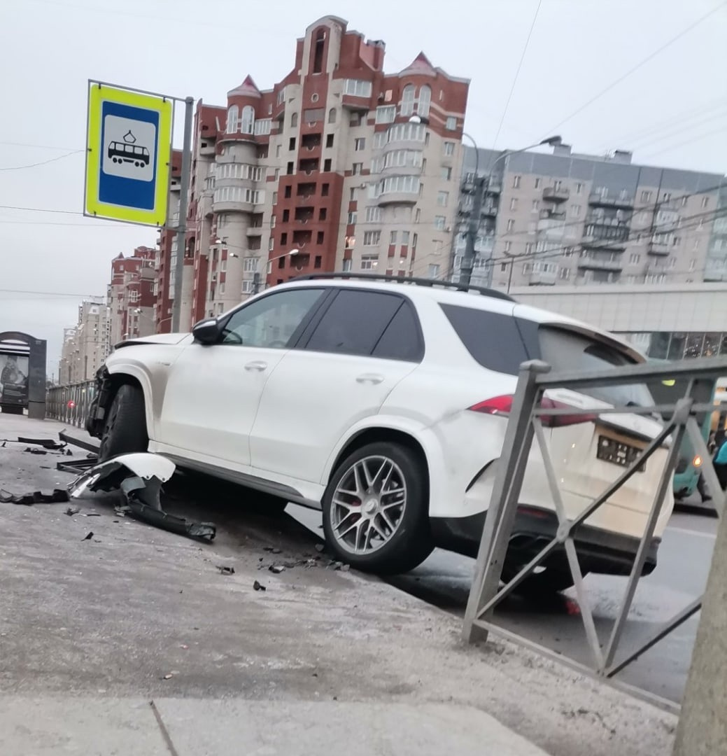 Mercedes влетел в ограждение на перекрестке улицы Савушкина и Туристской  улицы в Петербурге 27 января 2023 - 27 января 2023 - ФОНТАНКА.ру