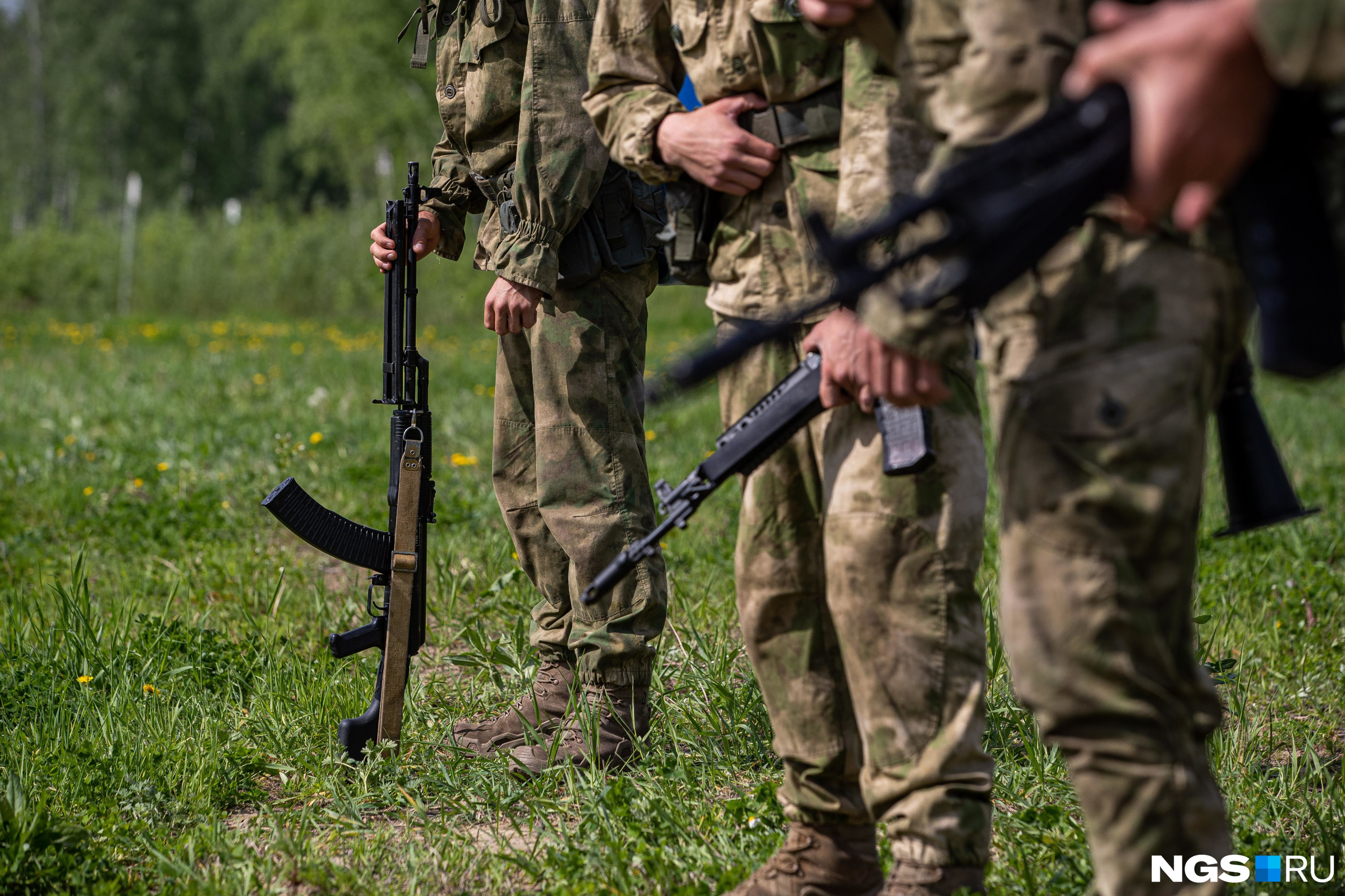 Пять военных. На военной базе. Военные фотографии. Военные мобилизованные с оружием. Оружие спецоперации на Украине.