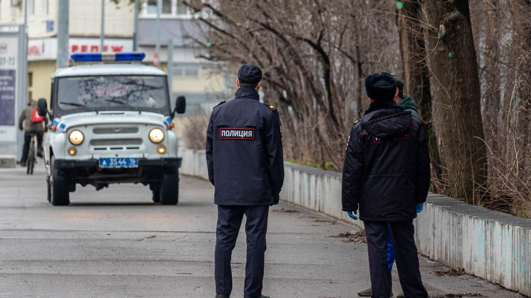 Внимание к приезжим и молодым: на подъездах казанских домов появились странные памятки от полиции