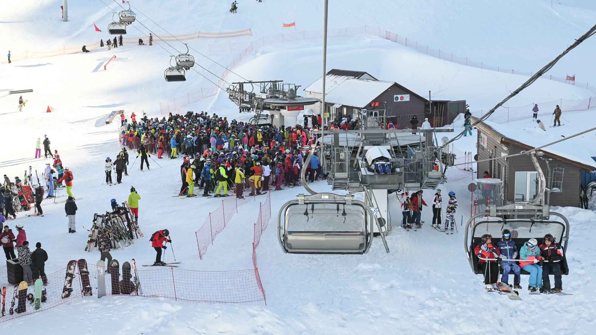 Снега не много, но покатались с удовольствием! В «Красную Поляну» съехались самые нетерпеливые любители горных лыж и сноубордов