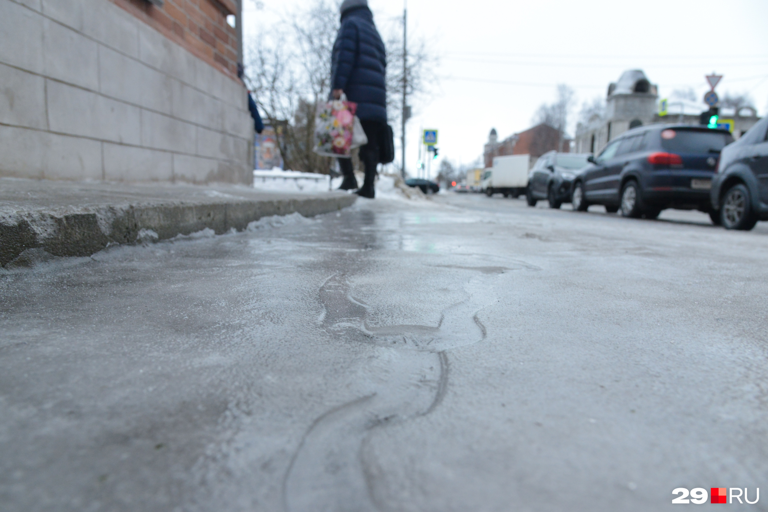 гололед в луганске. скользкий тротуар. гололед в новотроицке.