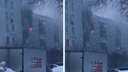 В новосибирской многоэтажке огонь охватил квартиру — людей спускали с верхних этажей