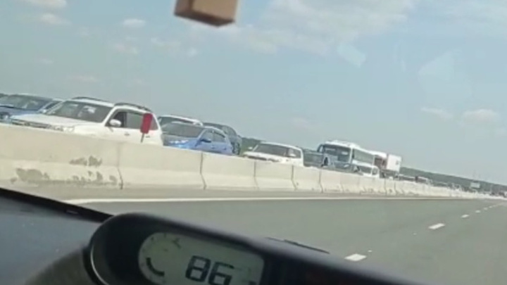 «Конца машинам не видно». На трассе в Екатеринбург скопилась гигантская пробка