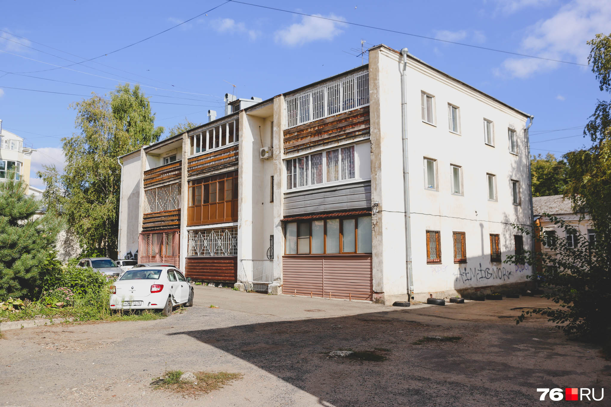 Из подворотни попадаем в соседний двор, в котором царит совсем другая атмосфера Из подворотни попадаем в соседний двор, в котором царит совсем другая атмосфера