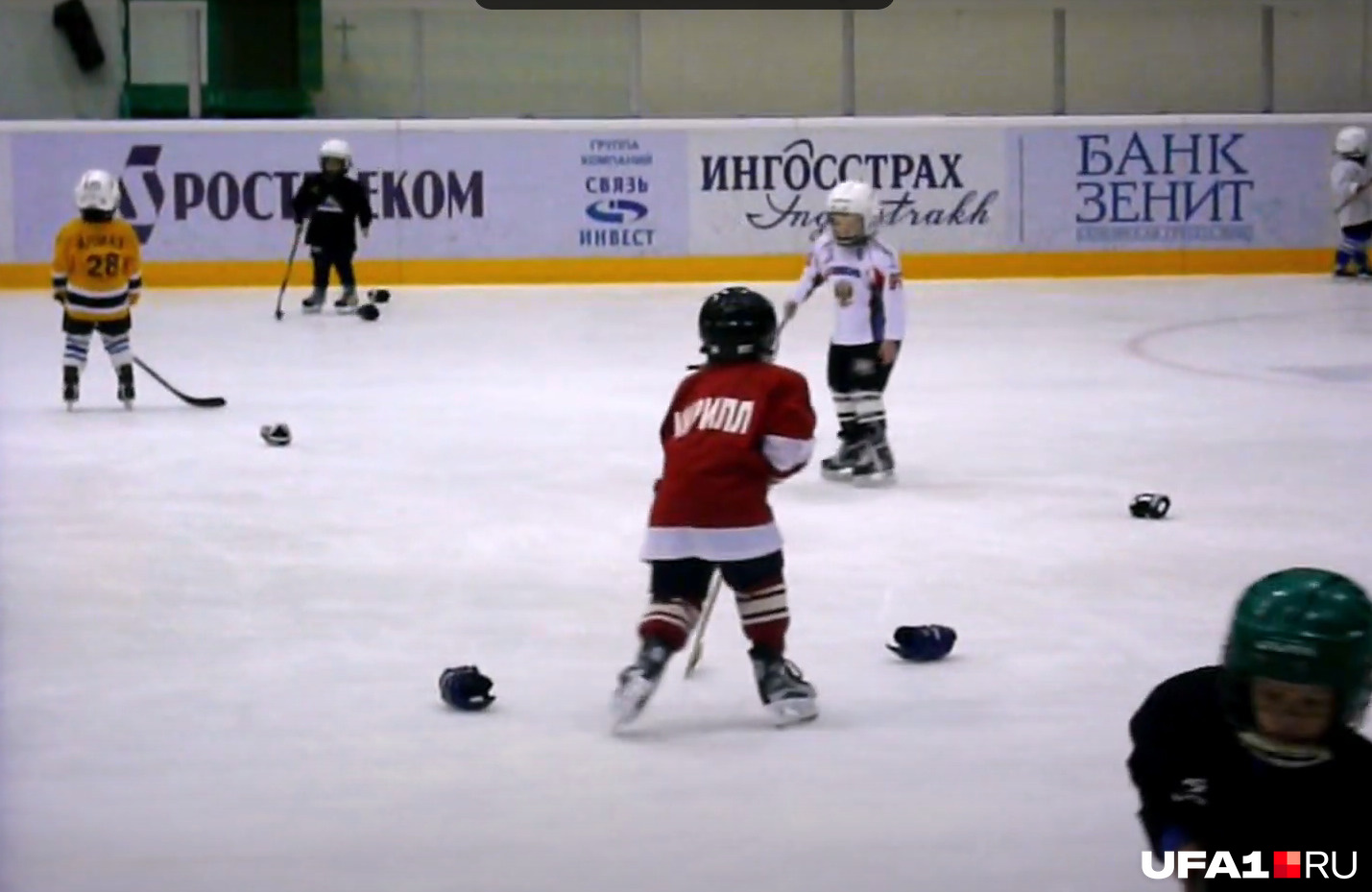 Кирилл (в красном) занимается хоккеем с пяти лет