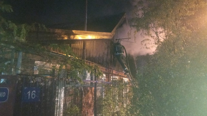 В Краснодаре при пожаре в частных домах эвакуировали девять человек