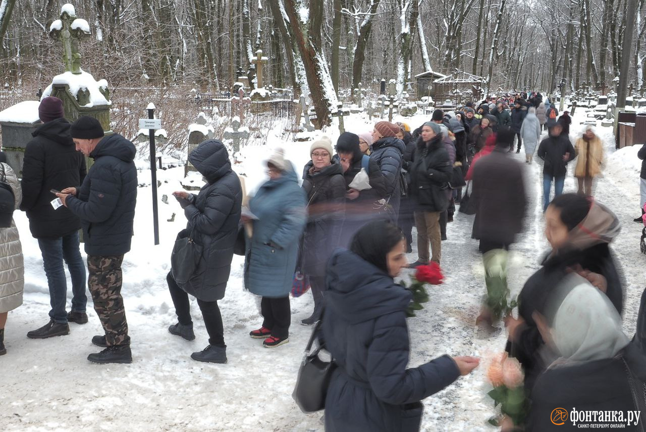 В Петербурге в день памяти святой блаженной Ксении Петербургской на  Смоленском кладбище выстроилась очередь у часовни - 6 февраля 2023 -  ФОНТАНКА.ру