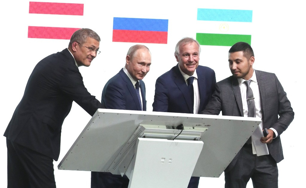 Глава Башкирии, президент России, руководитель «Ласселсбергер» и директор «Цемикс» (слева направо)