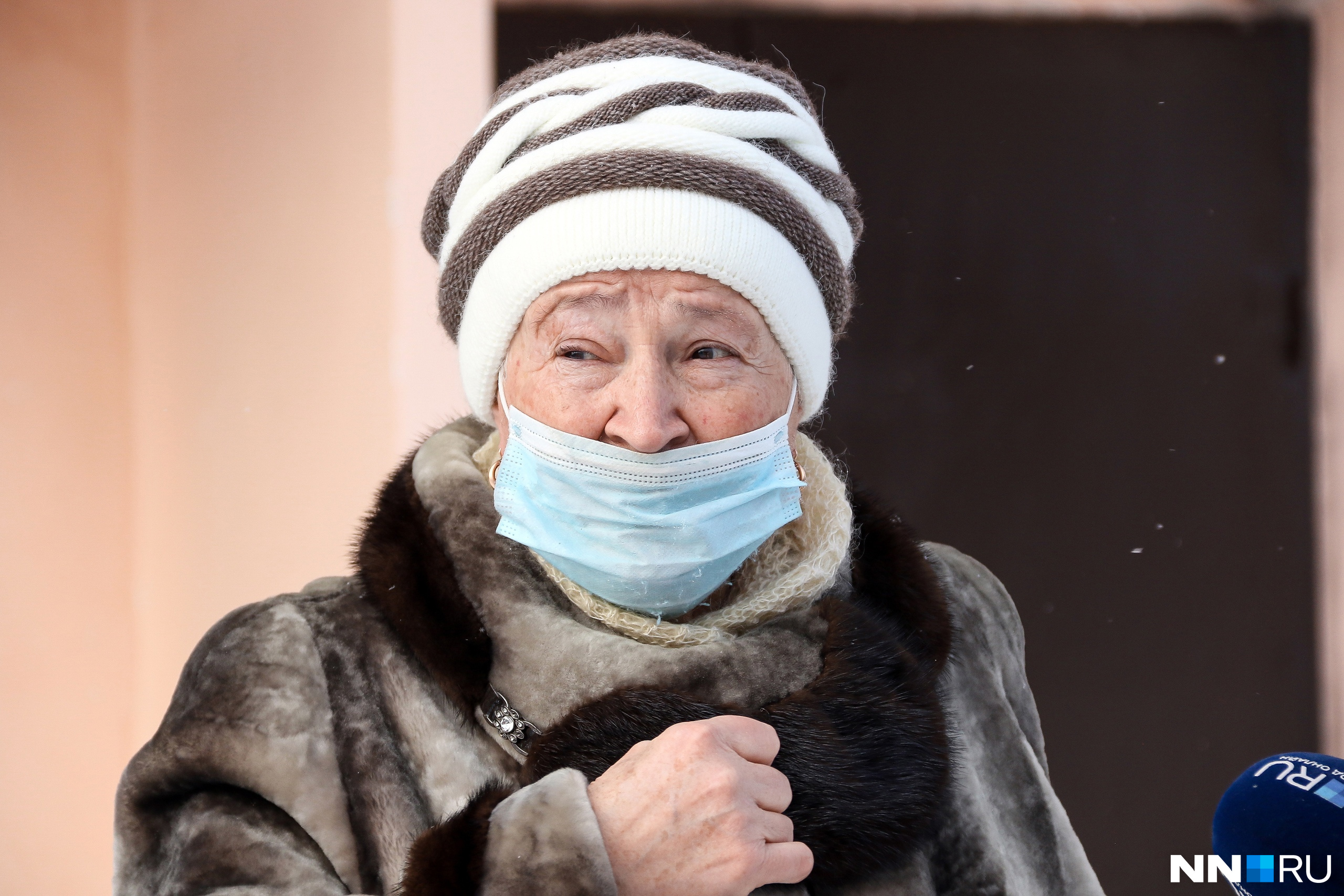 Соседка Вера Алексеевна предполагает, что у бабушки, выбросившей внука, было плохо с головой 