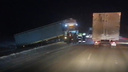 Три фуры и легковушка столкнулись на трассе в Новосибирской области — видео последствий аварии