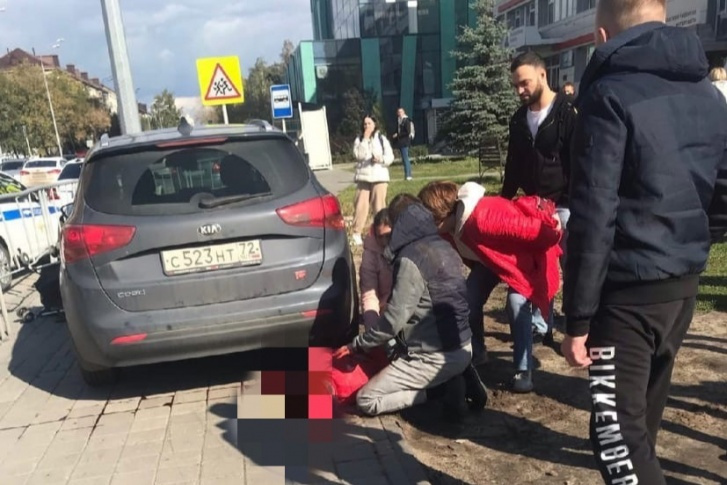 Машина пробила ограждение и влетела в людей Машина пробила ограждение и влетела в людей