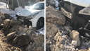 Машину сибиряка засыпали глыбами льда во время чистки <nobr class="_">улиц —</nobr> авто получило повреждения