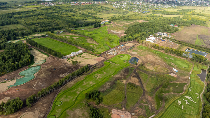 Показываем колоссальное гольф-поле с искусственными прудами в Плодово-Ягодном районе Красноярска