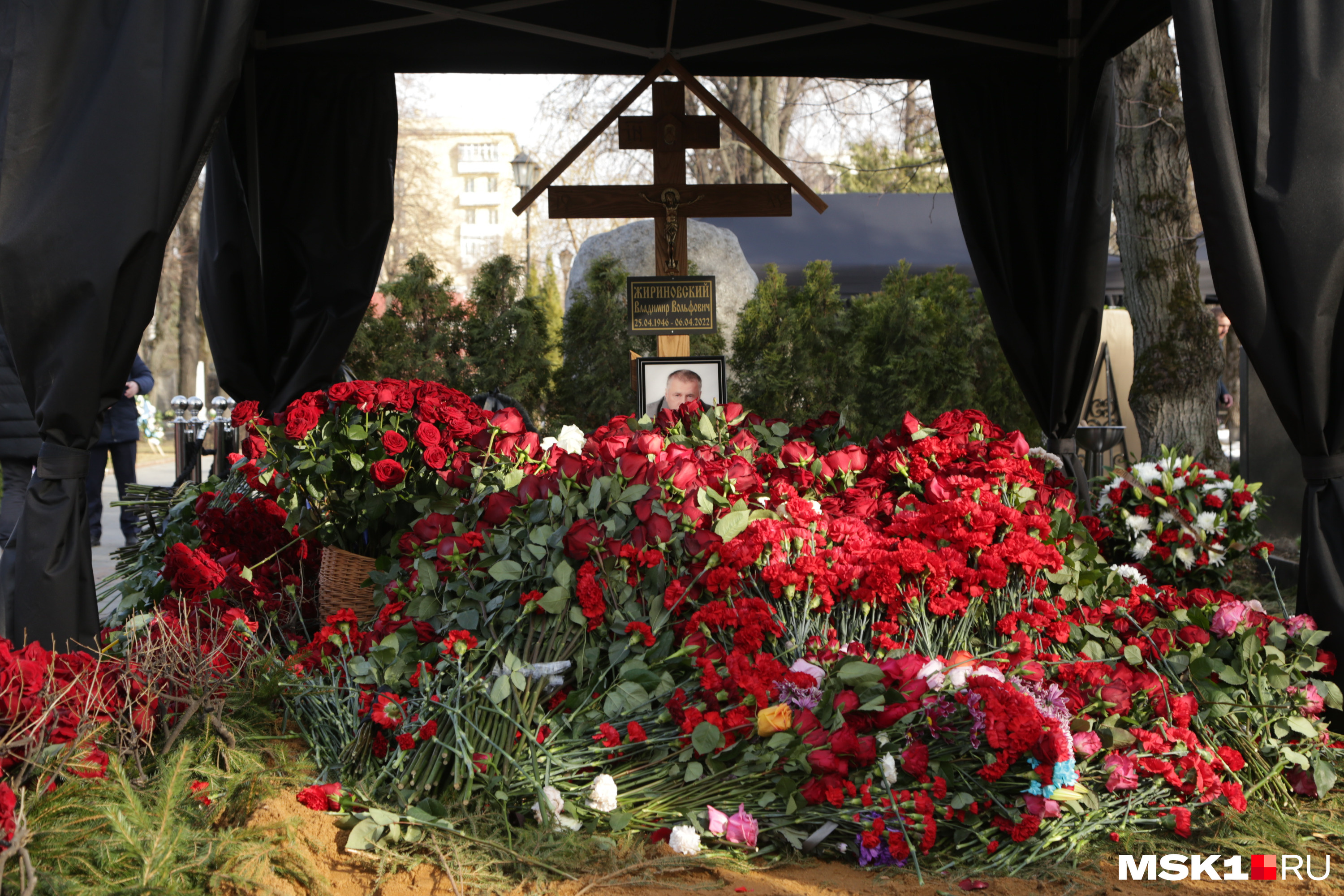 Цветы на могиле Владимира Жириновского на Новодевичьем кладбище