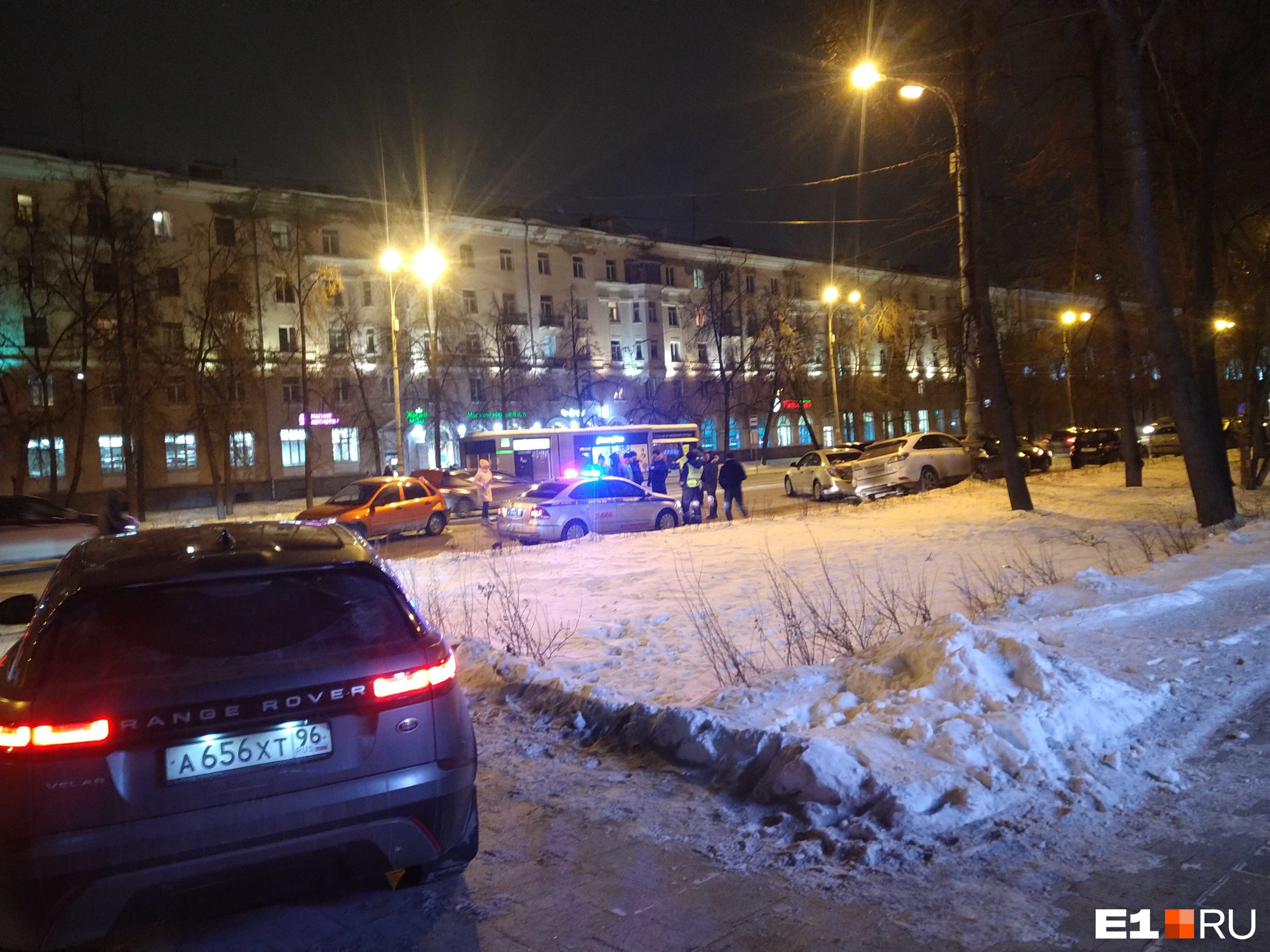На главной улице Екатеринбурга случилось массовое ДТП: женщина-водитель снесла пять машин