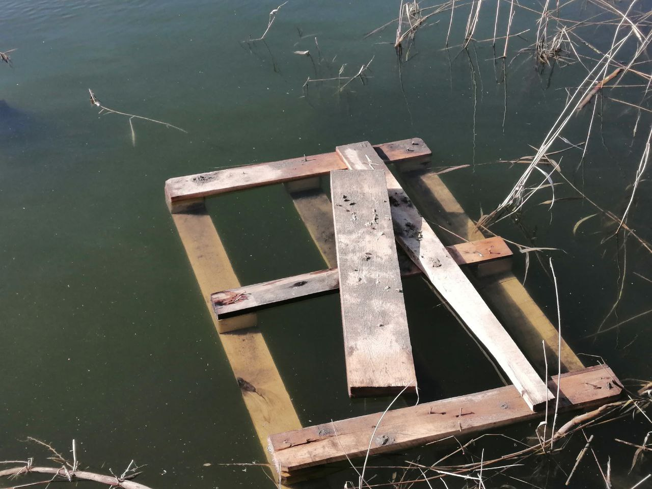 Останки строительных материалов теперь печально плавают по озеру под названием Калач