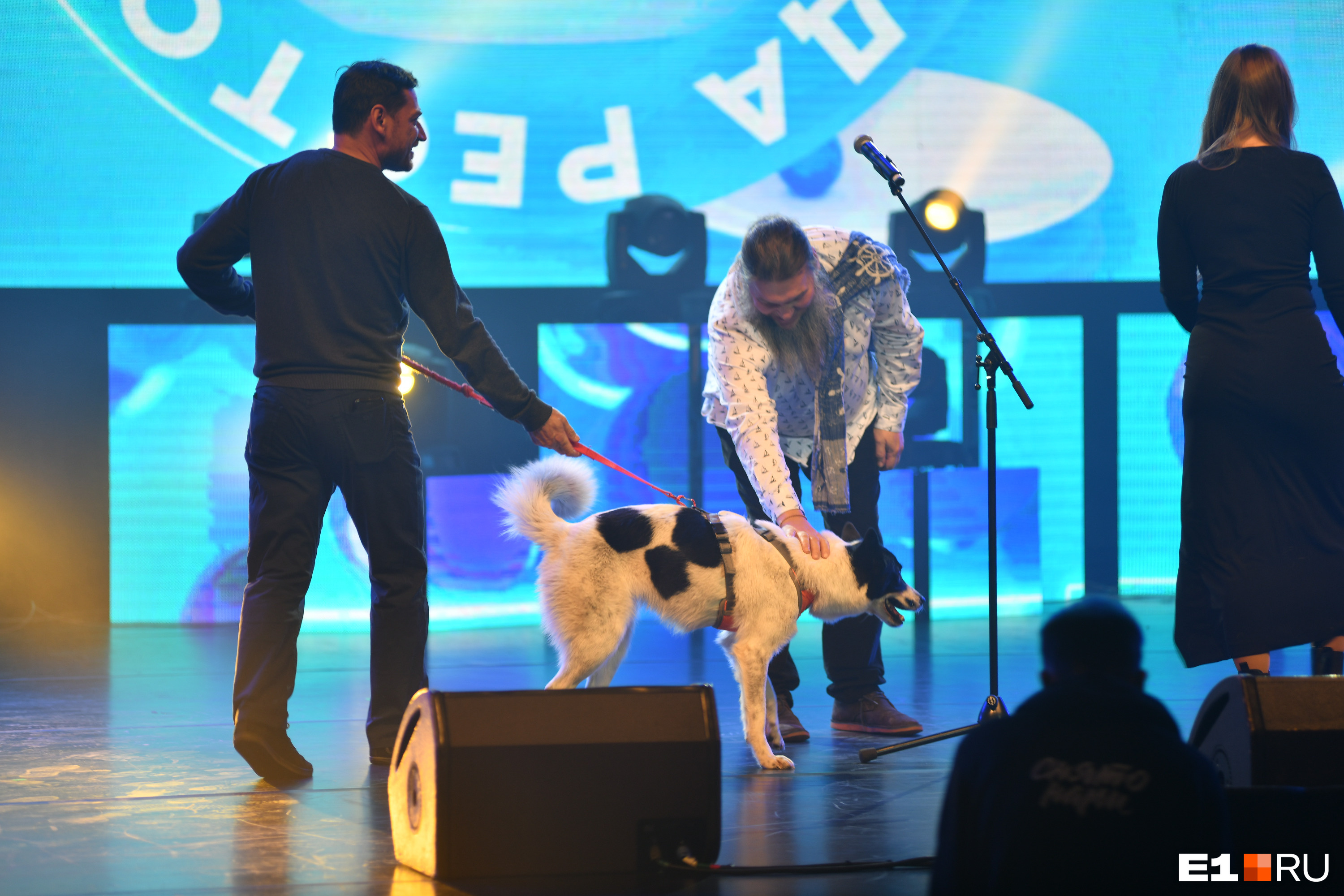 На сцену поднялась <a href="https://www.e1.ru/text/animals/2021/08/16/70073183/" class="_" target="_blank">собака-байкер Белка</a>. Милый мужчина с бородой, который гладит ее, — замгендиректора <a href="https://www.e1.ru/text/realty/2020/10/29/69519659/" class="_" target="_blank">уральского «Пентагона»</a> Евгений Шароварин