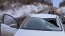 «У нас разбита вся машина». В Павловском районе снег с фуры едва не погубил водителя легковушки