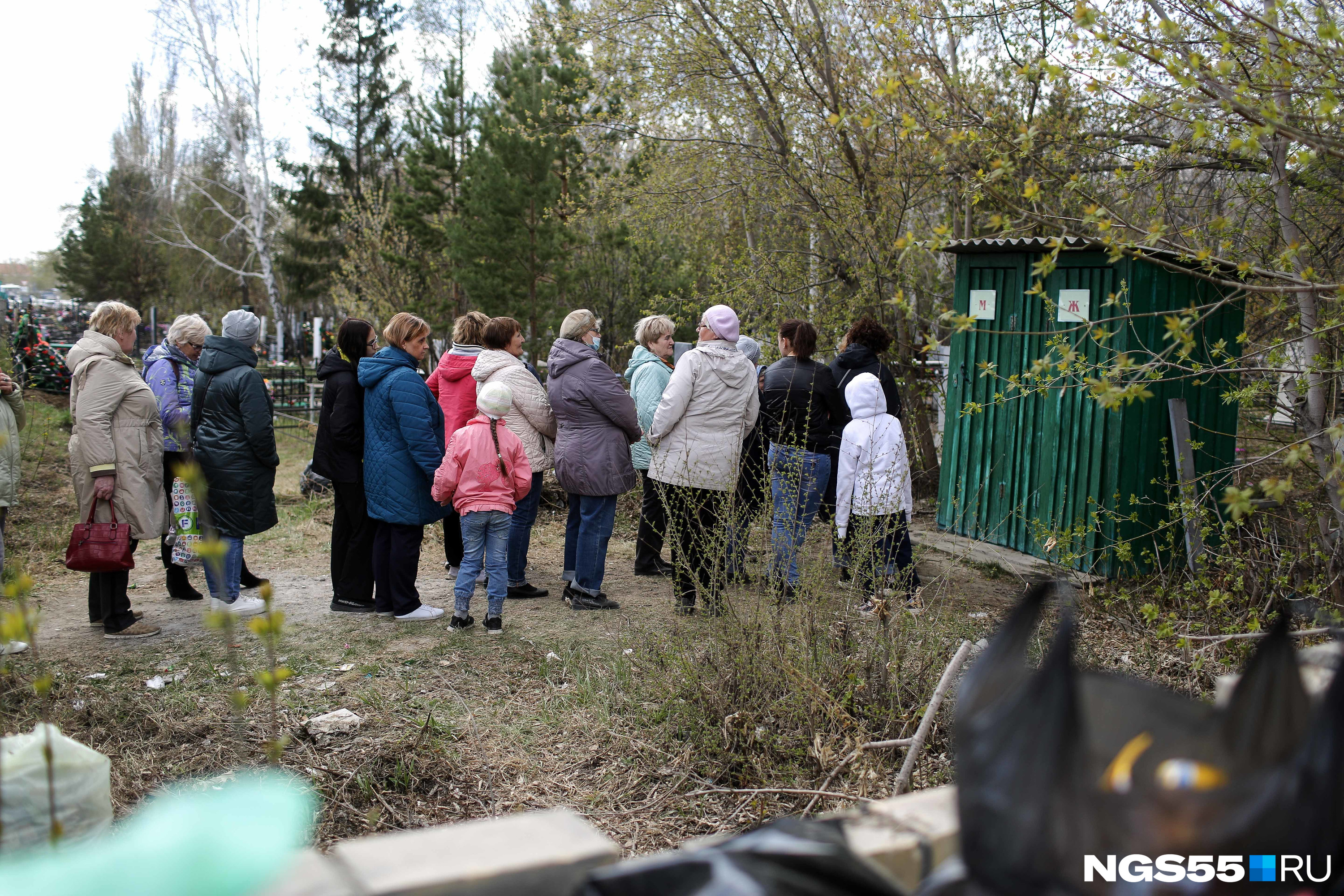 По всей видимости, на кладбище лишь один туалет. И к нему образовалась огромная очередь По всей видимости, на кладбище лишь один туалет. И к нему образовалась огромная очередь
