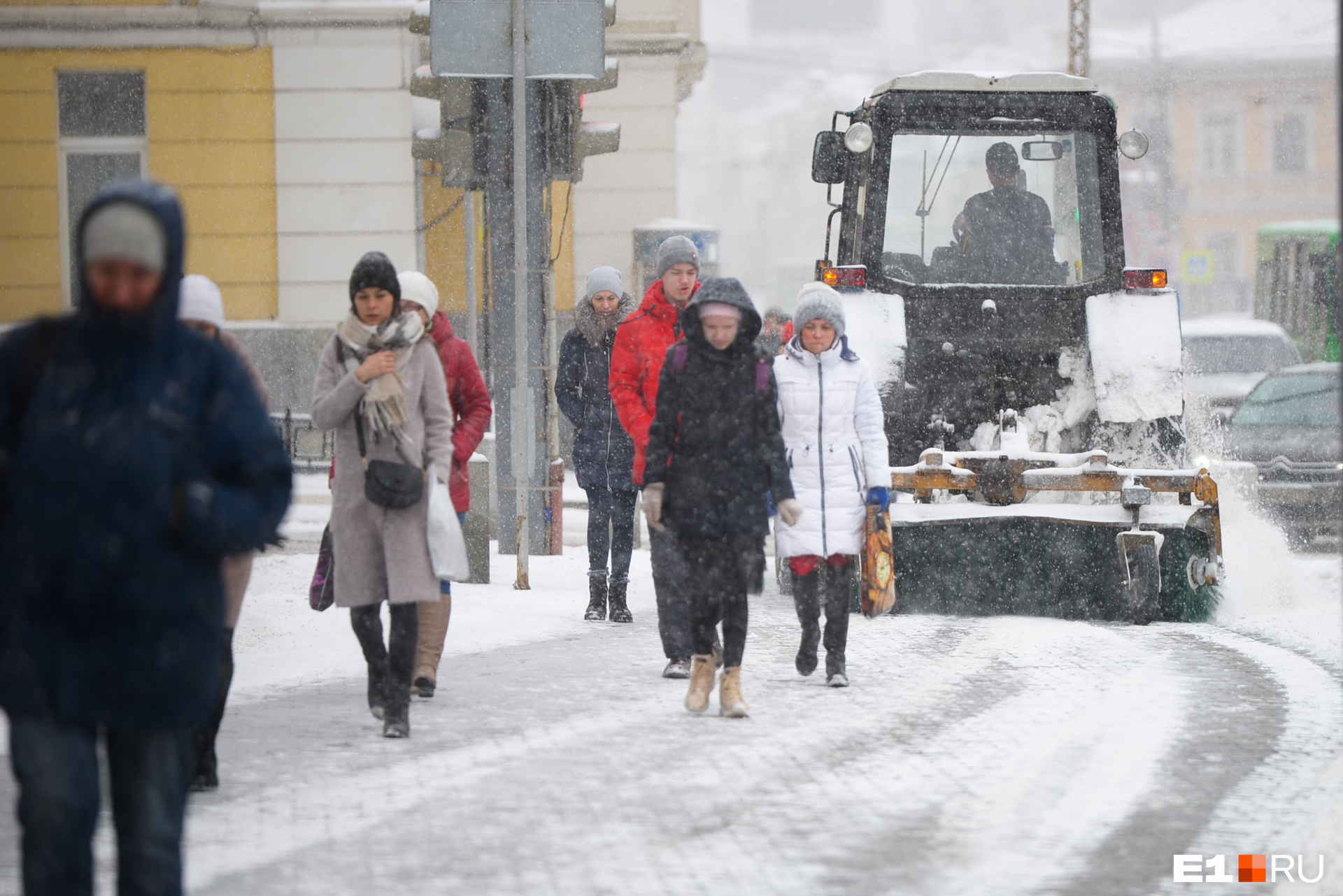 Свердловскую область заметает снегом. Кому жаловаться на плохую уборку дорог?