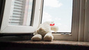 В Каменске-Шахтинском двухлетняя девочка выпала из окна