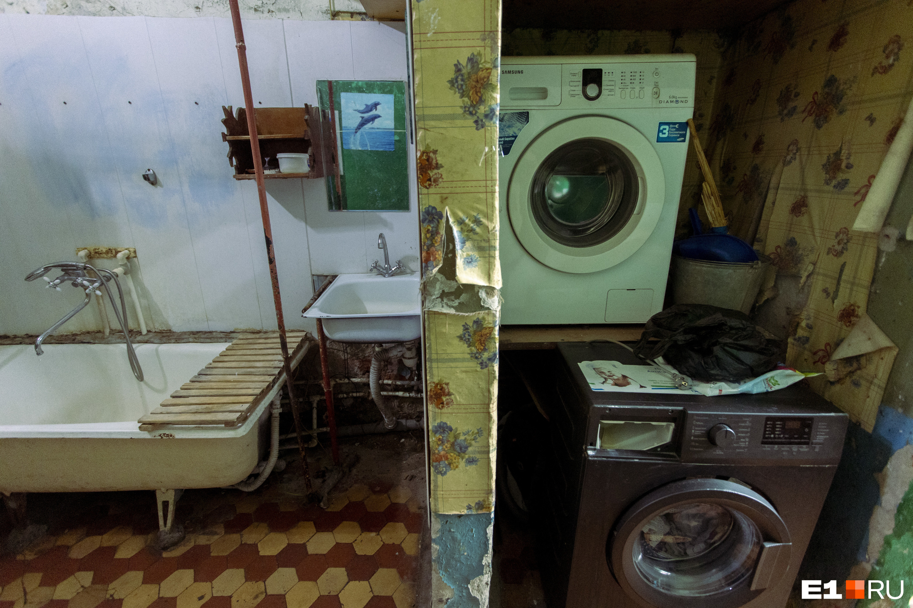 Есть даже две стиральные машинки. Всё как в классической коммуналке