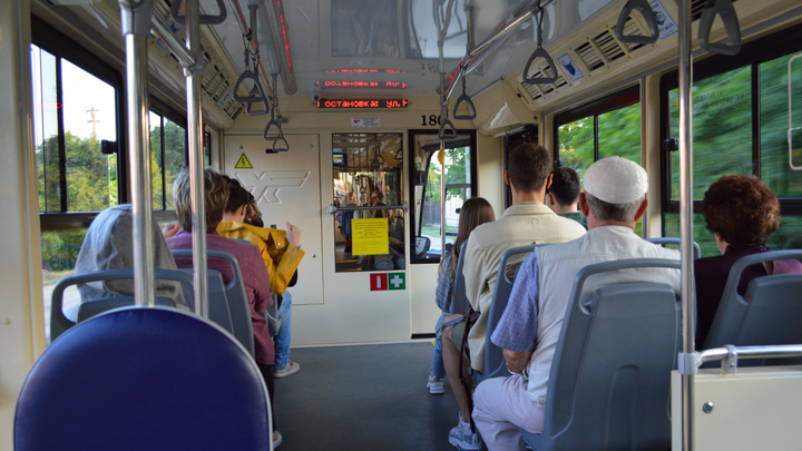 В Краснодаре кондукторов и водителей трамваев лишают части премий за пассажиров без масок