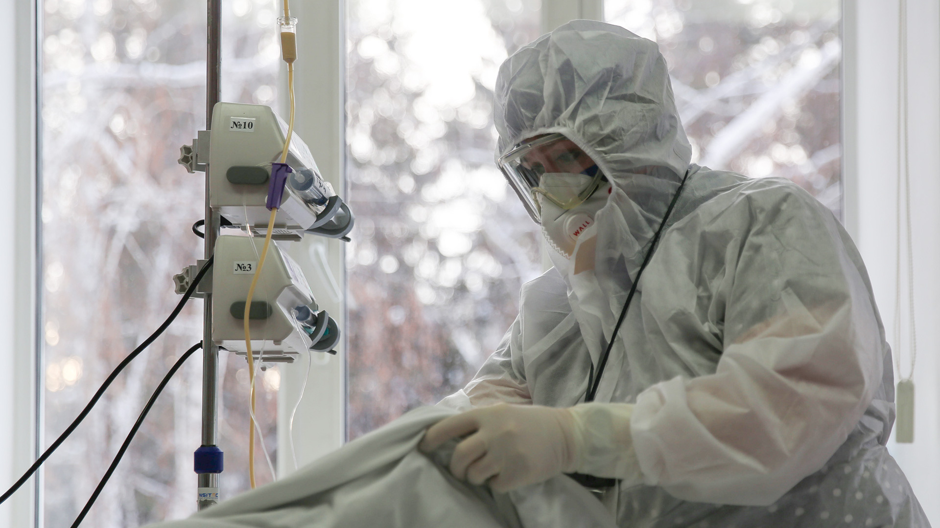 В России снова открывают ковидные госпитали. Число заболевших растет