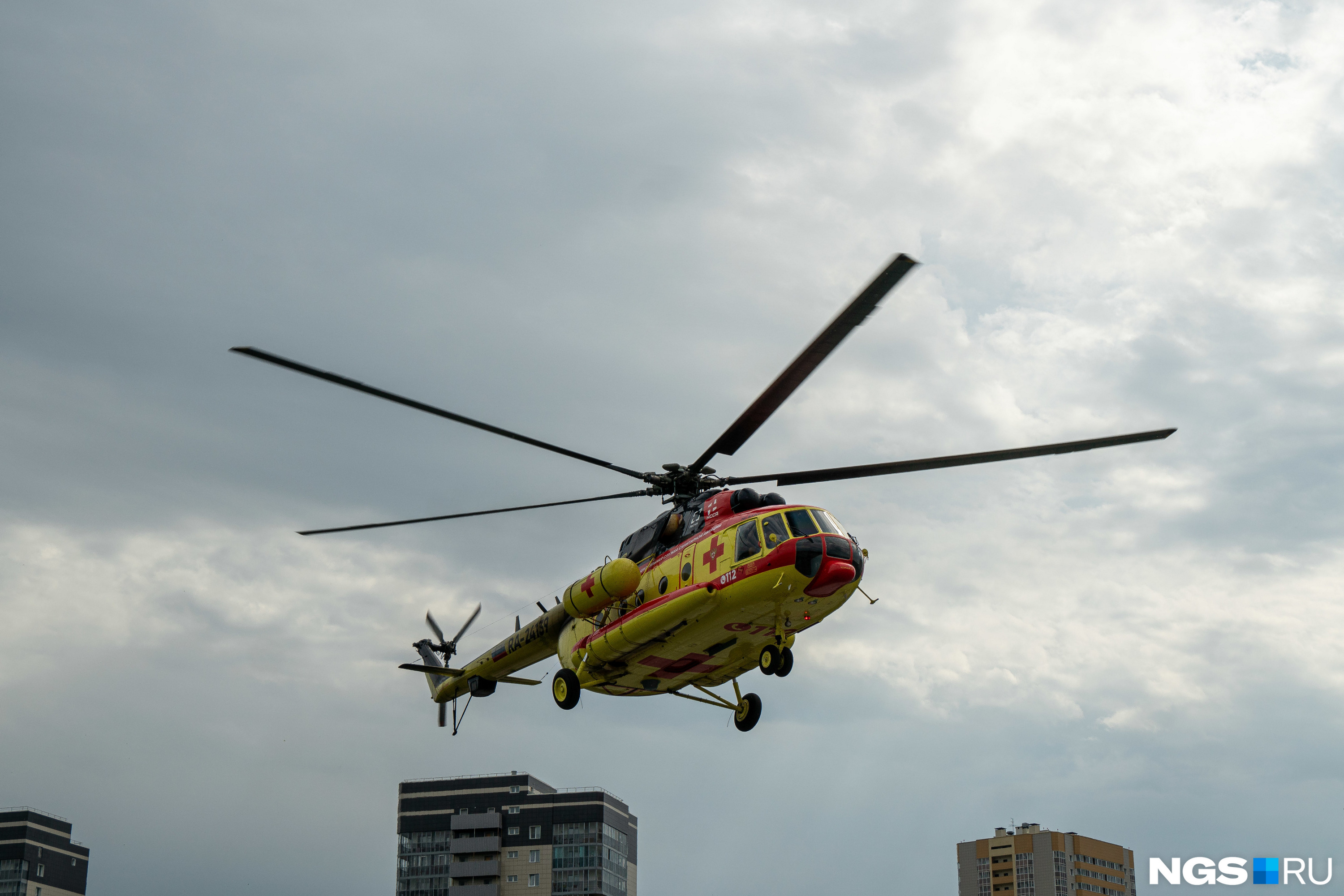 Вертолеты над таганрогом. Почему сегодня летают вертолеты. Летающий вертолет. Вертолет новосибирск ra-20073. Почему сегодня летают вертолеты.