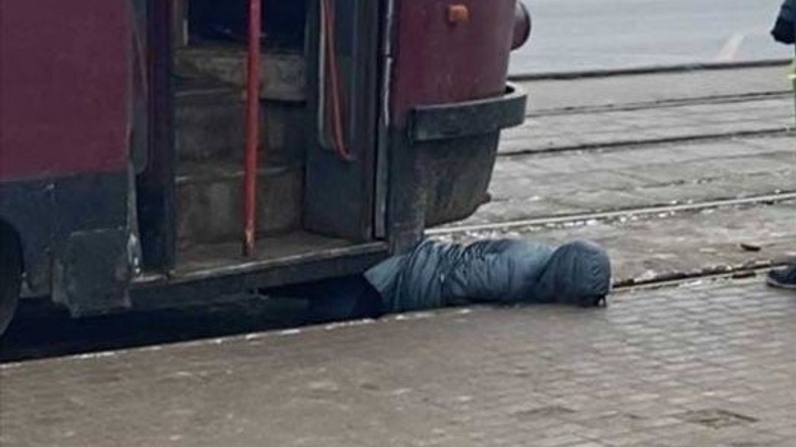 Перебегала проезжую часть: нижегородка попала под трамвай и чудом осталась жива