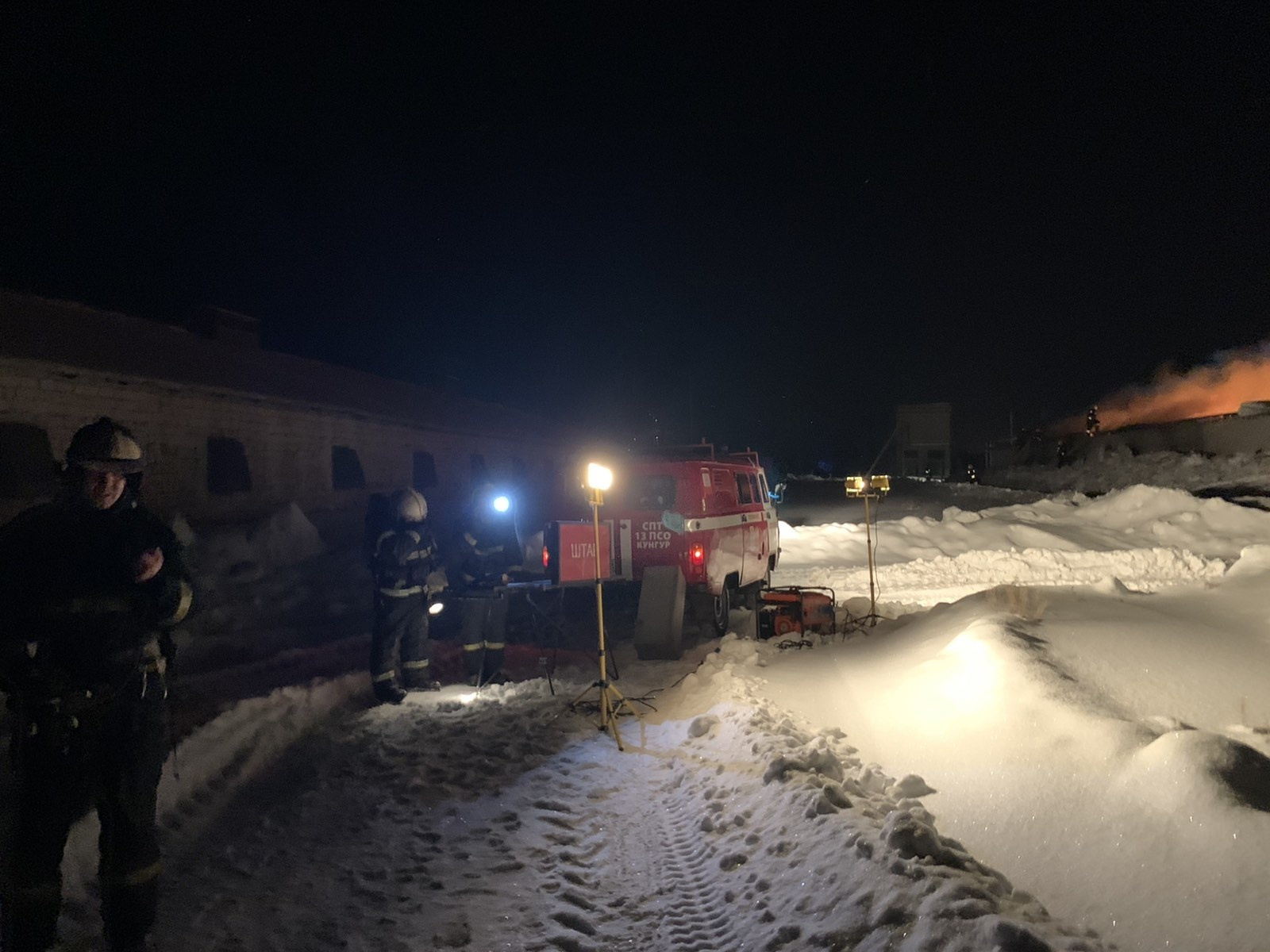 Огонь тушили 38 человек с помощью 13 единиц техники Огонь тушили 38 человек с помощью 13 единиц техники