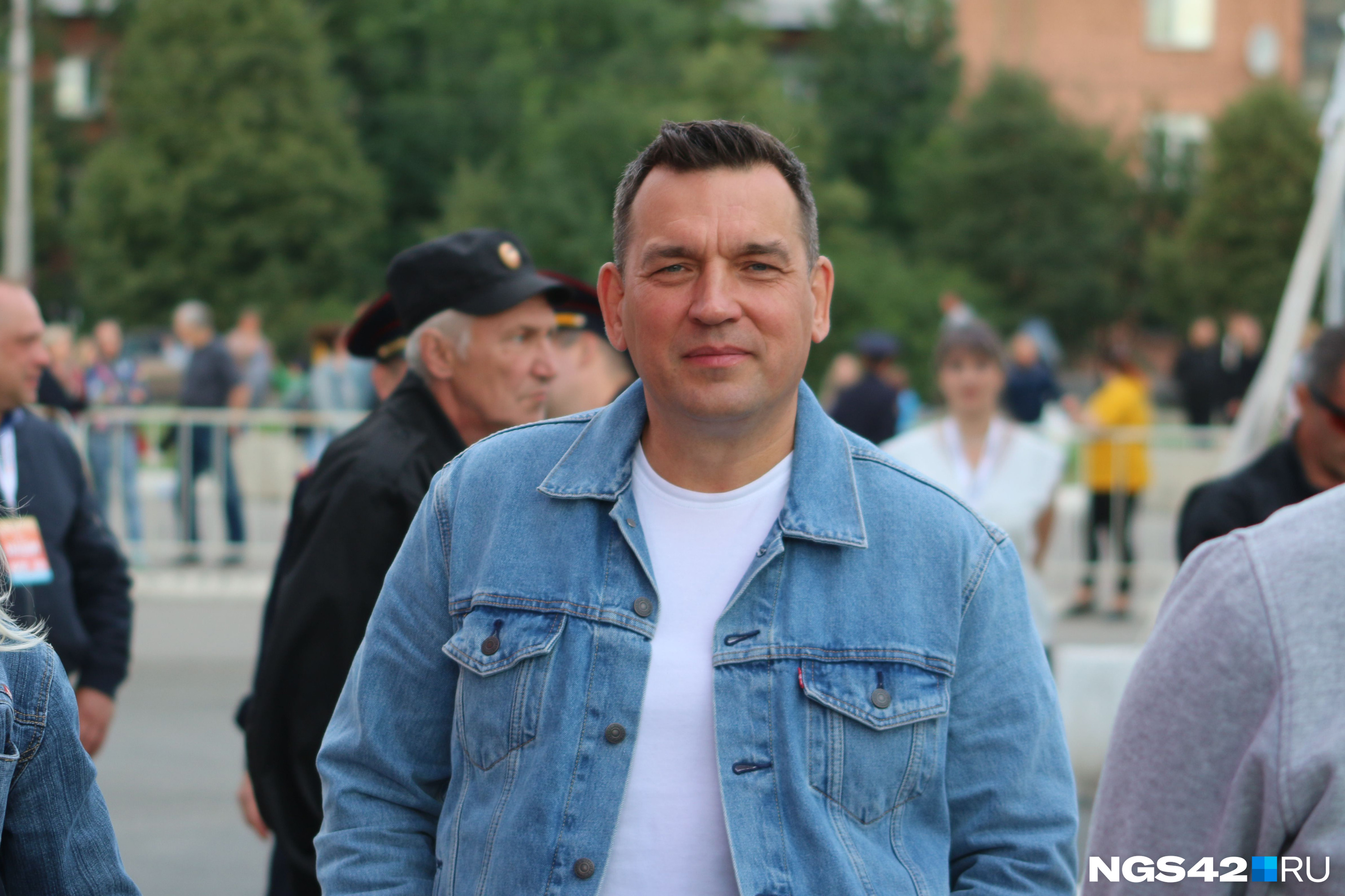 А вот и он. Глава города рассказал корреспонденту NGS42.RU, что мечтает вживую услышать группу «Алиса» А вот и он. Глава города рассказал корреспонденту NGS42.RU, что мечтает вживую услышать группу «Алиса»