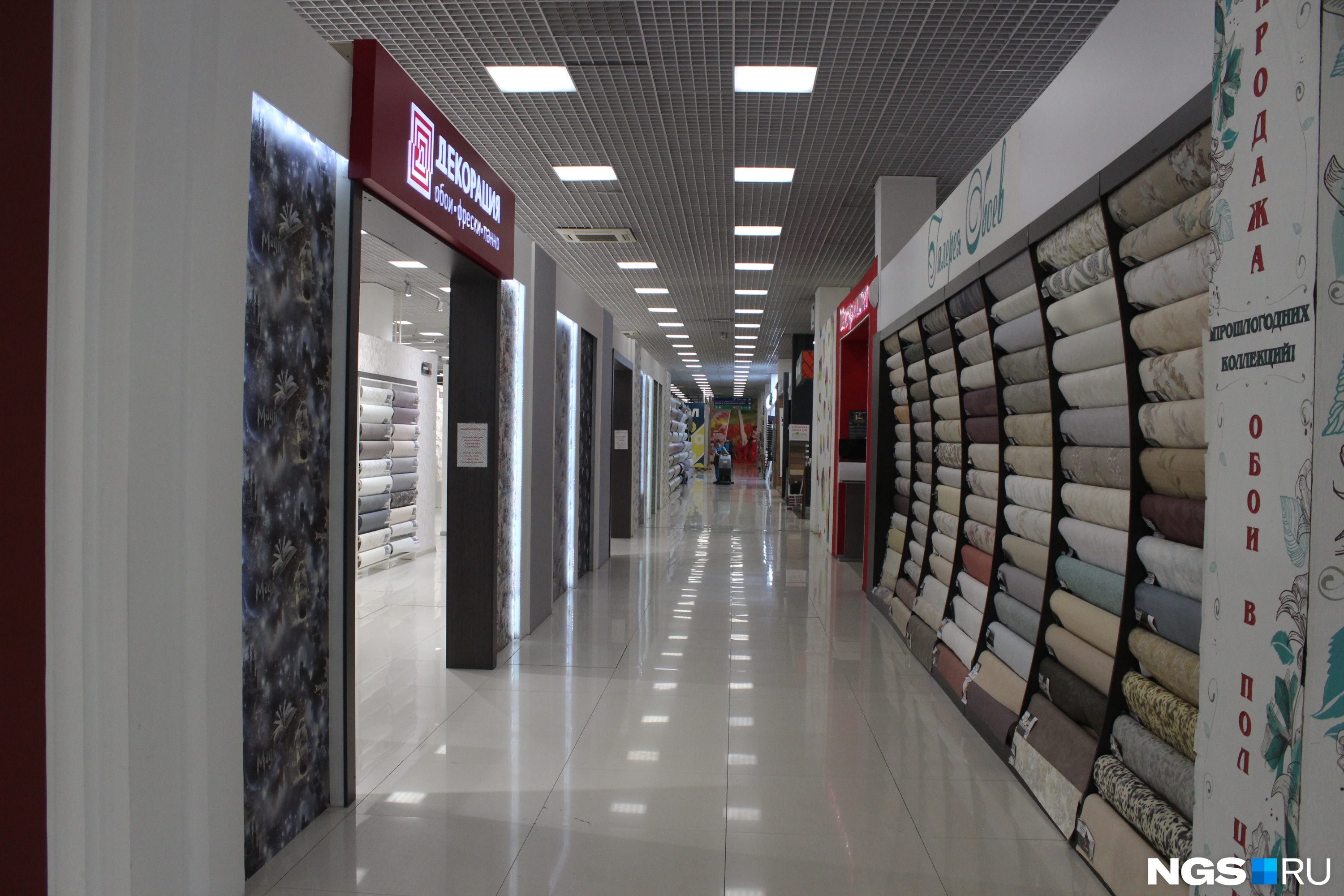 Первый этаж ТЦ занимают в основном магазины отделочных материалов и сантехники