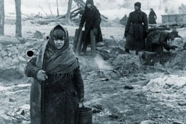 Десятилетняя жительница деревни Г. Ленинградской области Клава Шкалева собирает на месте пожарища сохранившиеся вещи