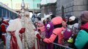 Толпа новосибирцев встретила поезд Деда Мороза — что происходит на перроне (на улице -24 градуса)