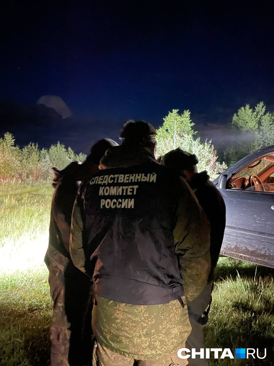 Следователь и добровольцы обсуждают ход поисков Следователь и добровольцы обсуждают ход поисков