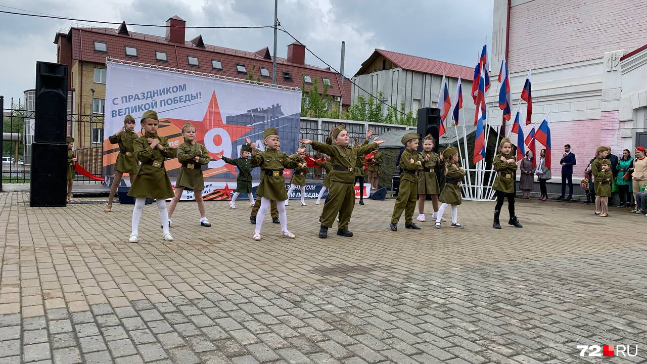 На вокзале гостей встречали концертом до прибытия поезда На вокзале гостей встречали концертом до прибытия поезда