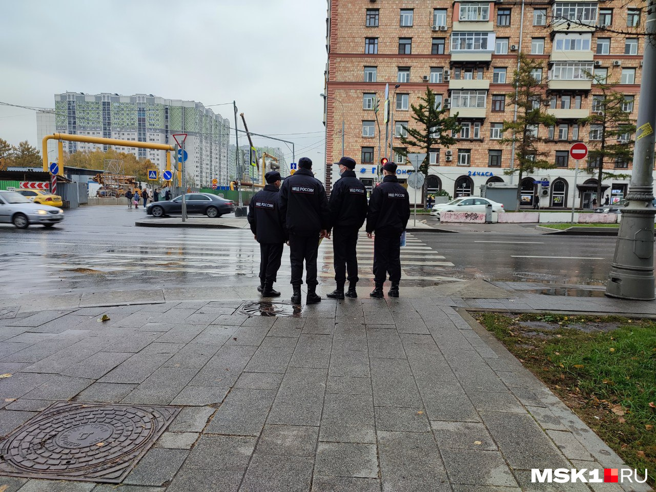 Хоть мобилизация, как сказал мэр Москвы, закончилась, у призывных пунктов всё равно можно найти полицейских с подозрительными папками