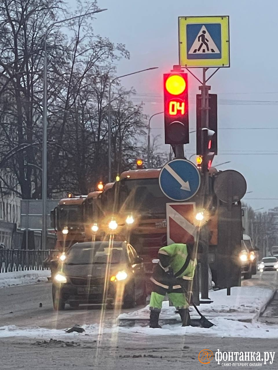 Петербург посмотрел на Москву и скорее откажется от песка, чем от соли, как  убирают улицы от снега декабрь 2022 г. - 8 декабря 2022 - ФОНТАНКА.ру