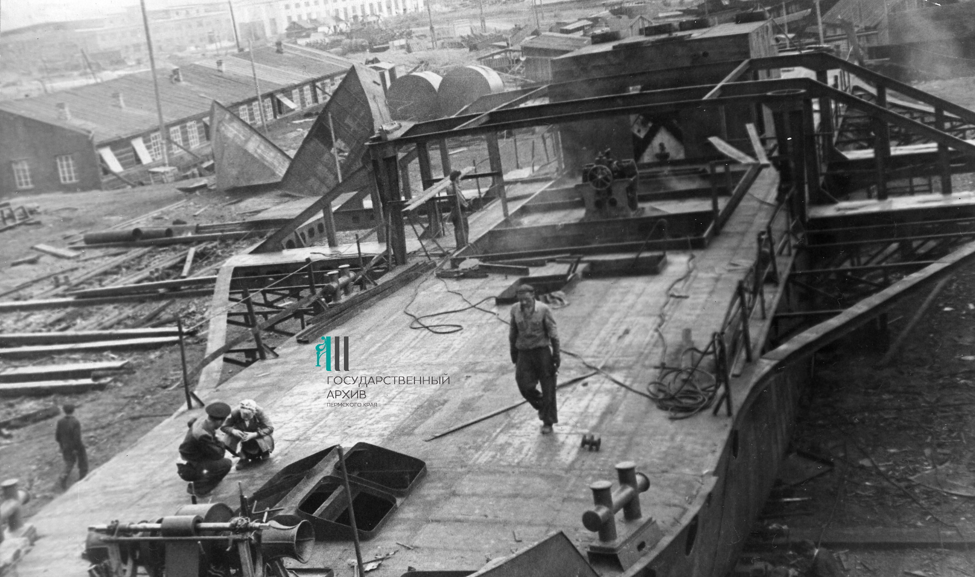Слесари монтажно-механического цеха устанавливают паровую машину и котел в корпусе парохода, апрель 1932 года